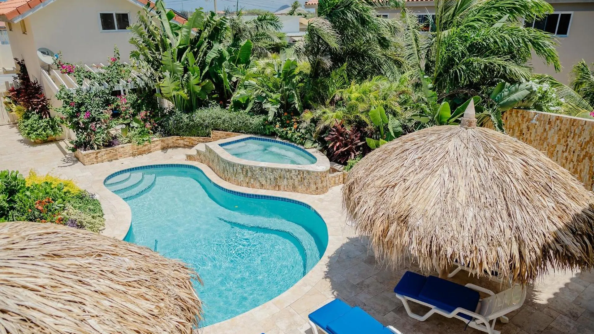 Huge 4-Bedroom Apartment 2 Km From Eagle Beach Palm Beach