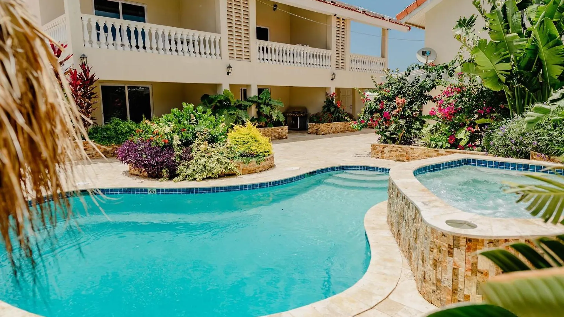 Huge 4-Bedroom Apartment 2 Km From Eagle Beach Palm Beach Aruba