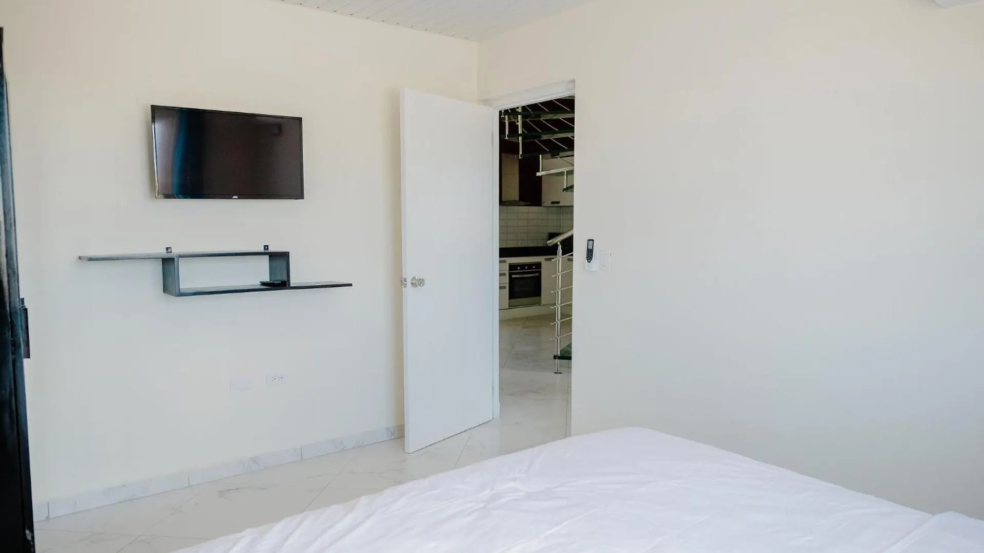 Huge 4-Bedroom Apartment 2 Km From Eagle Beach Palm Beach