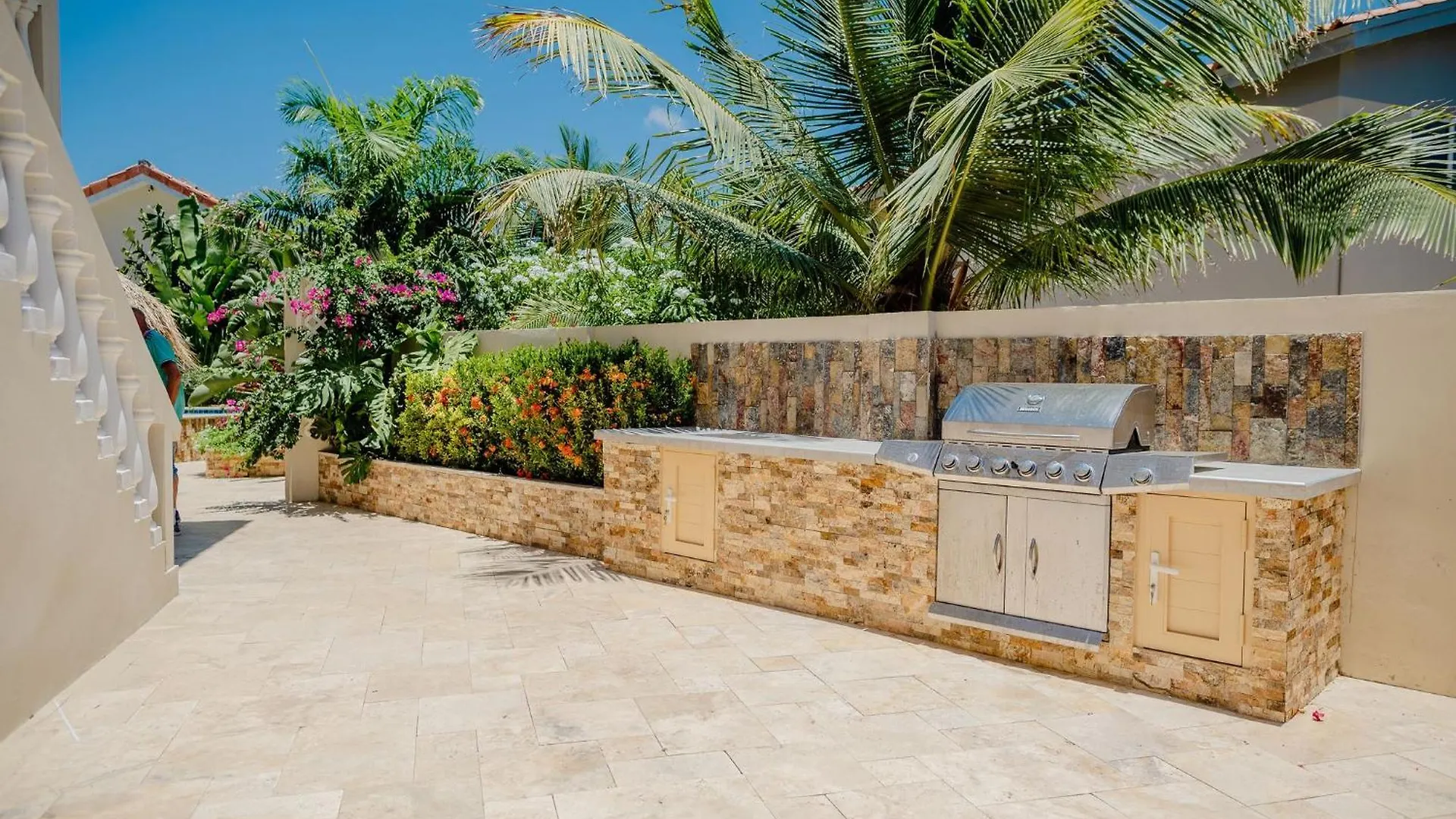 Huge 4-Bedroom Apartment 2 Km From Eagle Beach Palm Beach